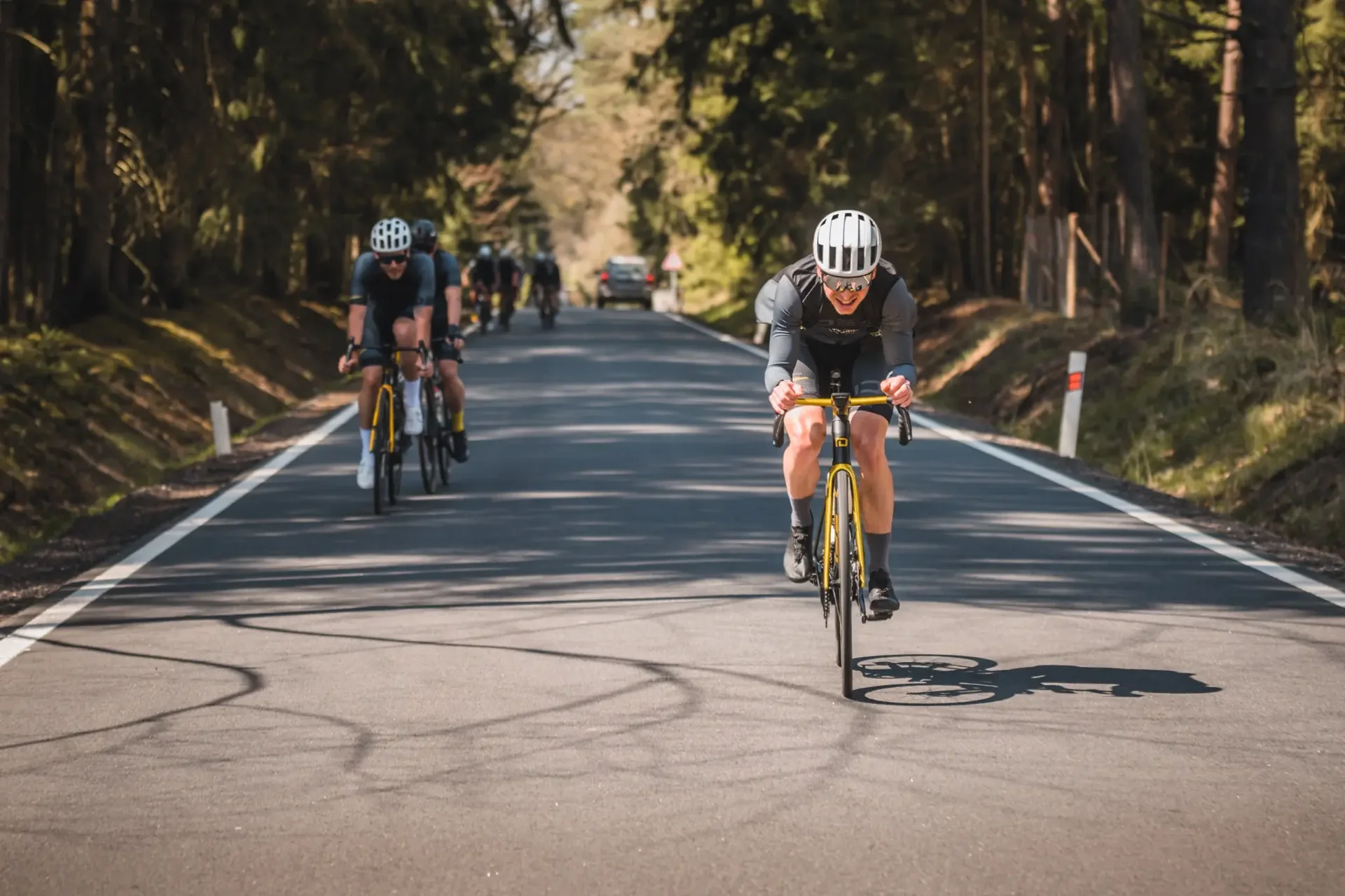 Jezdci Rafkarna IDEA Cycling Teamu při silničním tréninku