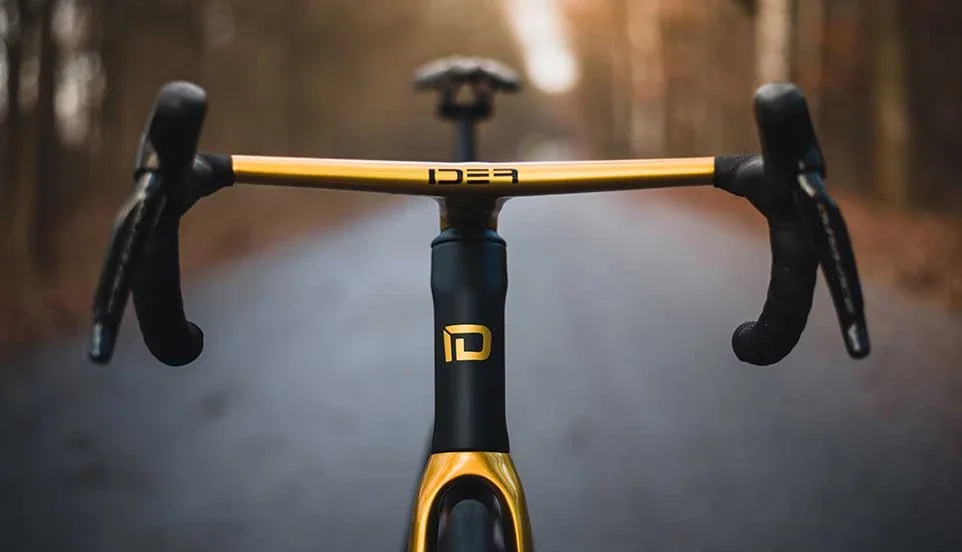 Detail integrovaného kokpitu karbonového kola IDEA R1 AERO